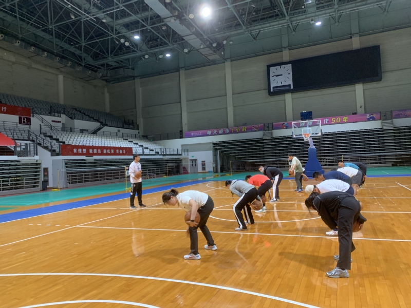 NBA杯半场：东契奇&里夫斯合砍37分，詹姆斯2分，独行侠62-60领先湖人